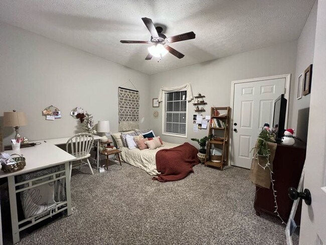 Foto del edificio - Updated Duplex in Auburn!