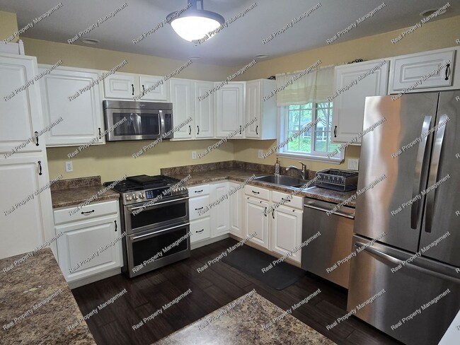 Building Photo - Three Bedroom Bi-Level