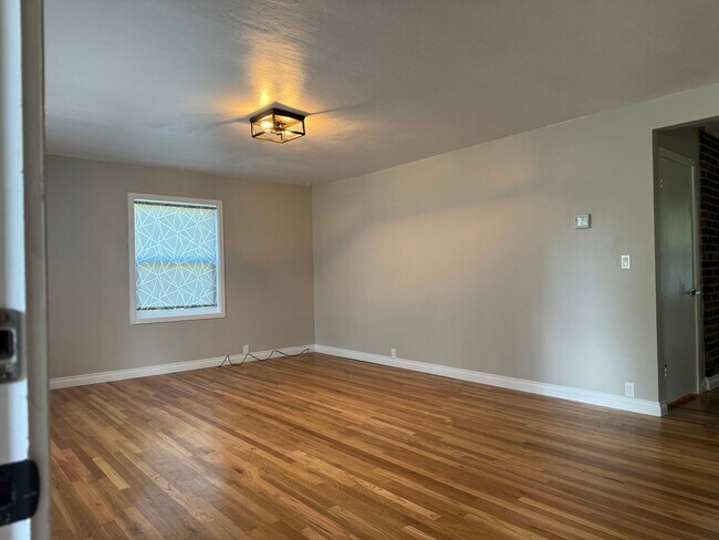 Foto del edificio - Charming 4 bedroom on 1+acre in Renton across from Benson Hill Elementary