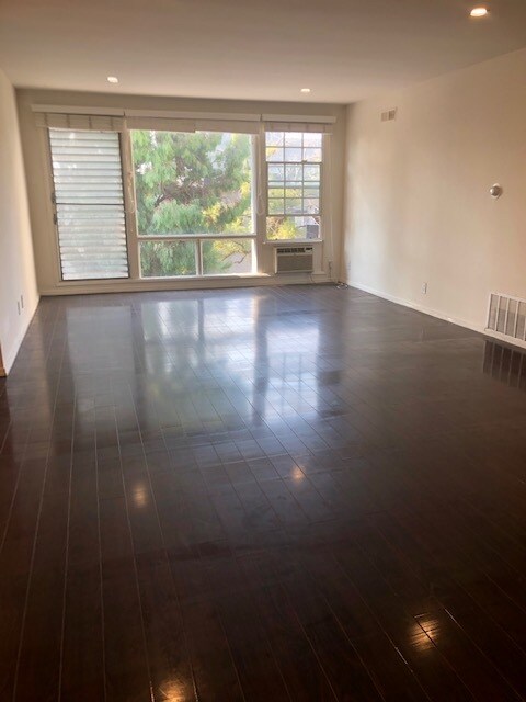 Foto del edificio - 7215 Hillside Ave