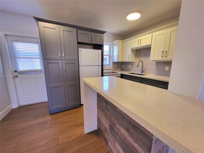 Foto del edificio - 2355 SW 27th St
