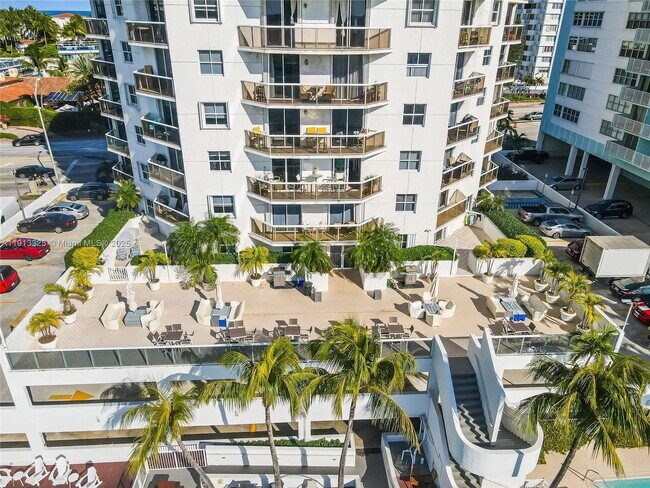 Foto del edificio - 5880 Collins Ave