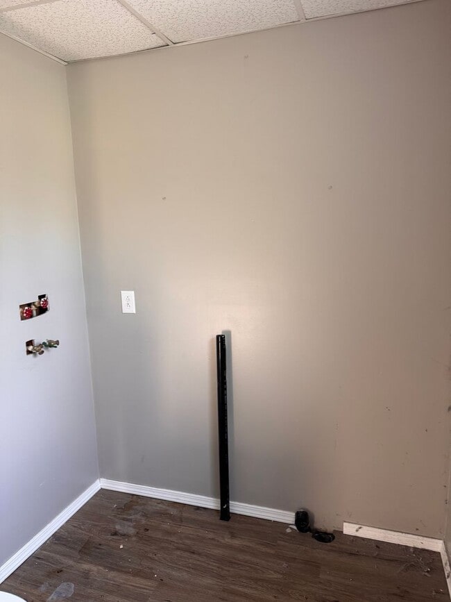 Building Photo - 214 Bentley Ave