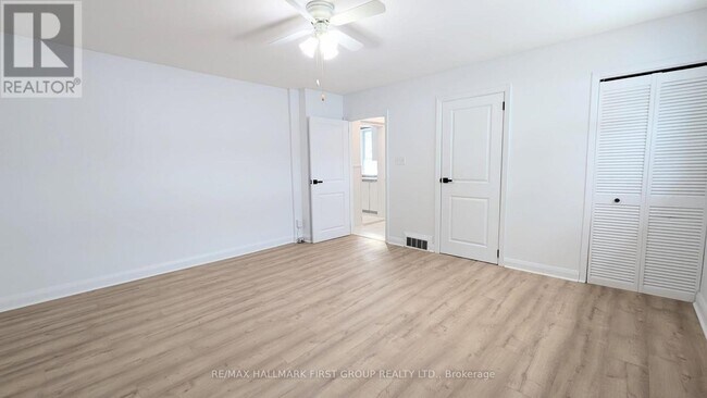 Photo du bâtiment - 330 Adelaide Ave E