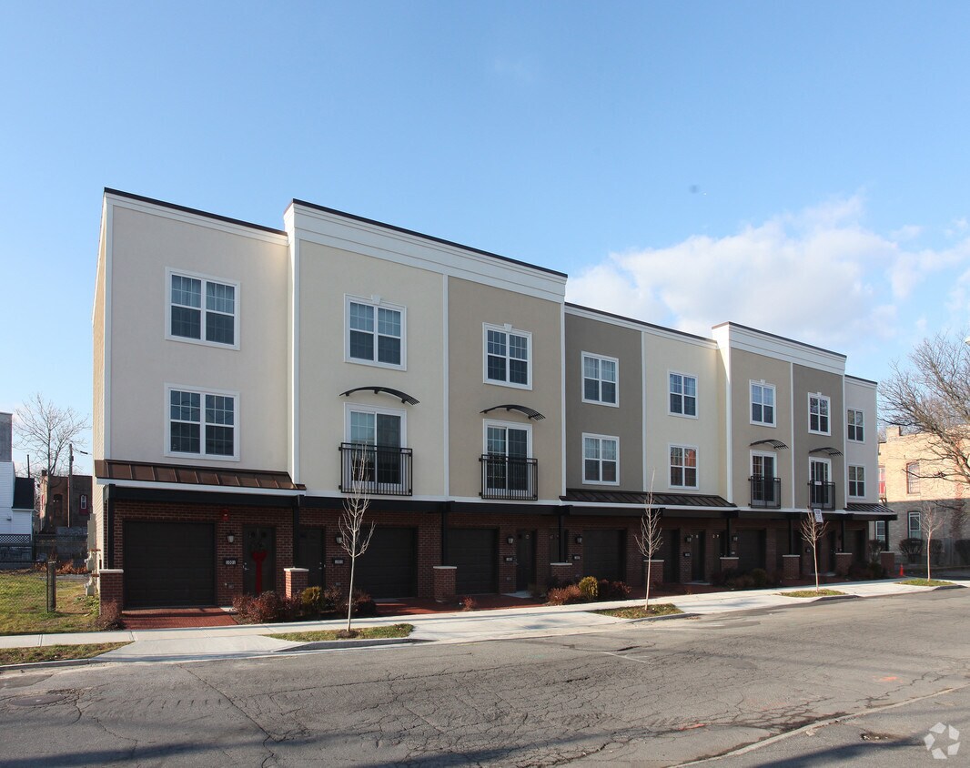 Primary Photo - The Townhomes at Union Square