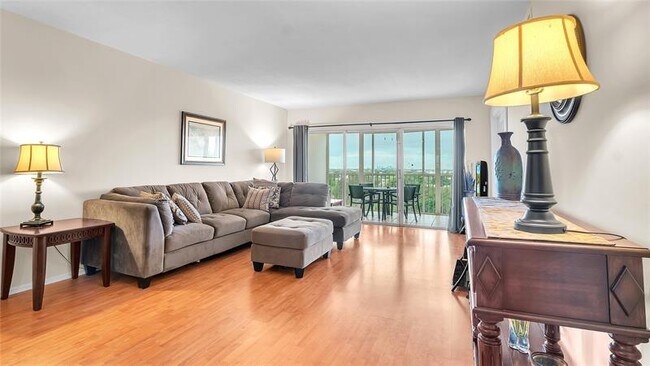 Building Photo - 3150 N Palm Aire Dr