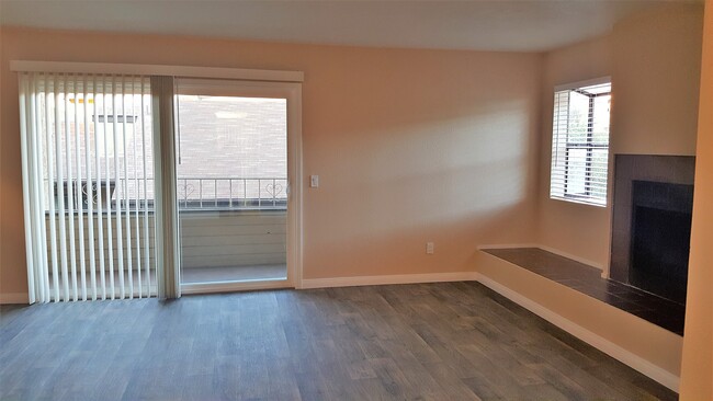 Building Photo - Tri-Level 2 Bed/1.5 Bath Condo w/ 2 Car Ga...