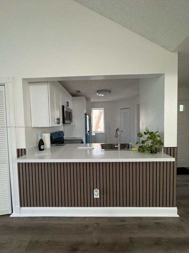 Building Photo - 1075 Coral Club Dr