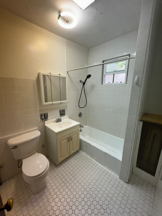 Foto del edificio - 61 Strathmore Rd