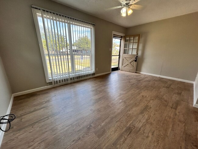 Building Photo - 2Bed/1Bath Available