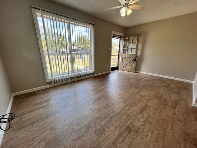 Foto del edificio - 2Bed/1Bath Available