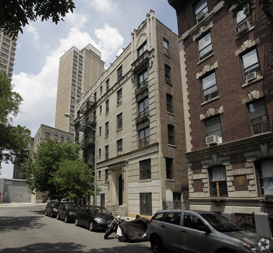 Building Photo - 715 W 170th St
