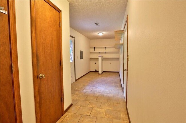 Foto del edificio - 1340 N Maxwell Dr