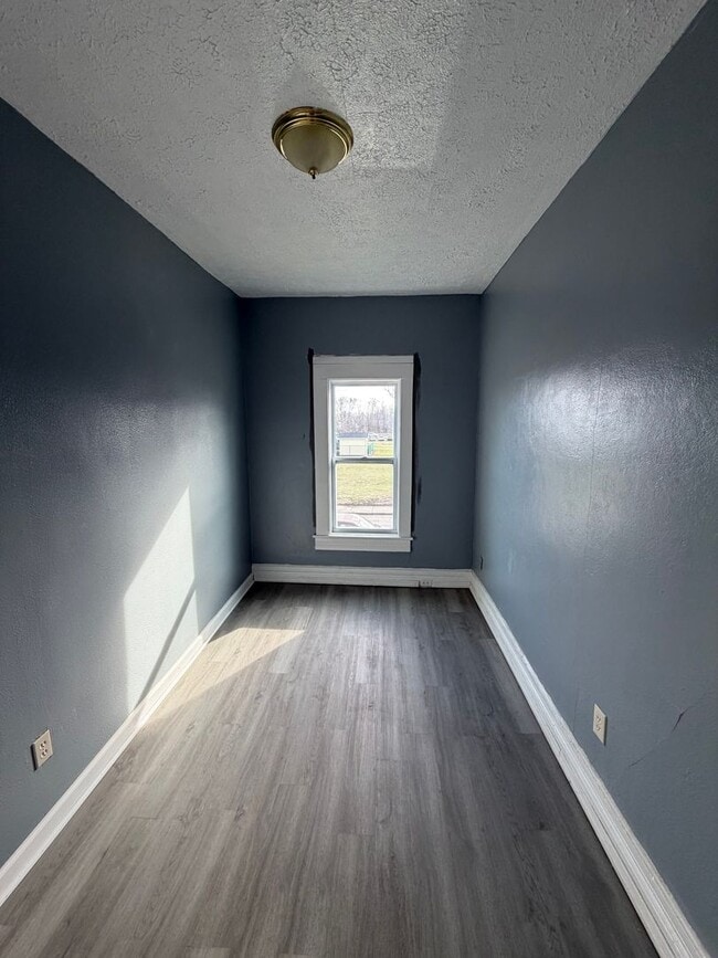 Building Photo - 316 W 10th St