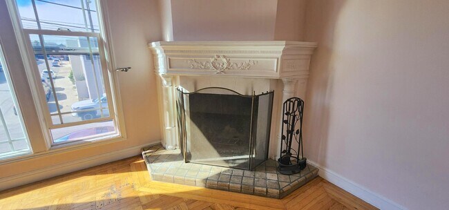 Detalle de la chimenea del salón - 245 Concord St