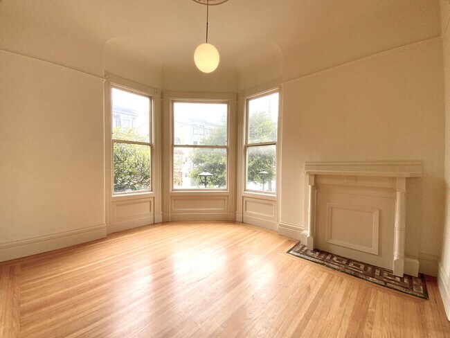 Foto del edificio - SPACIOUS 4BR! Laundry IN-UNIT! Great Locat...