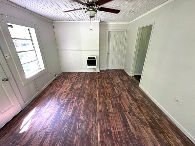 Building Photo - 1 Bedroom- 1 Bathroom- (with bonus room) House in Shannon!