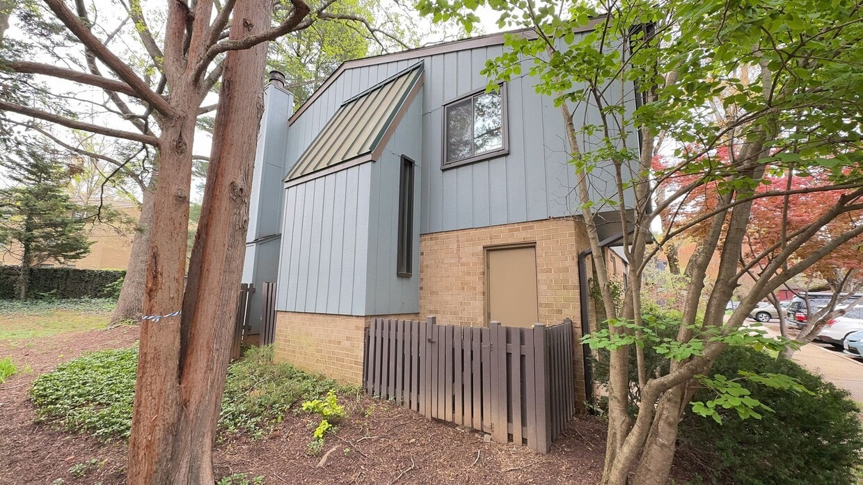 Foto del edificio - Relaxing 4 Bed 2 Bath End Unit Townhome In...