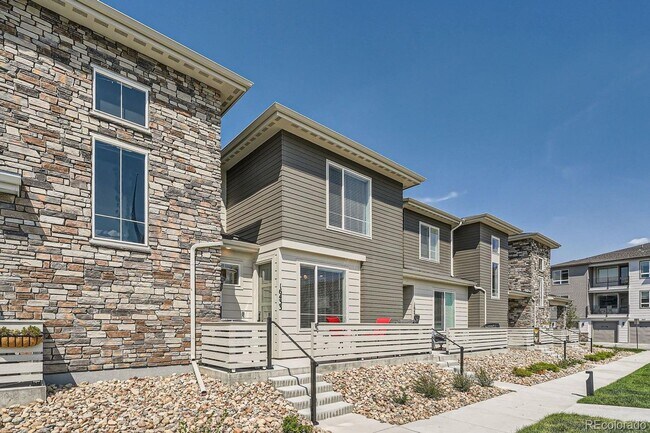 Building Photo - Modern 3-Bed, 2-Bath Townhome with Spaciou...