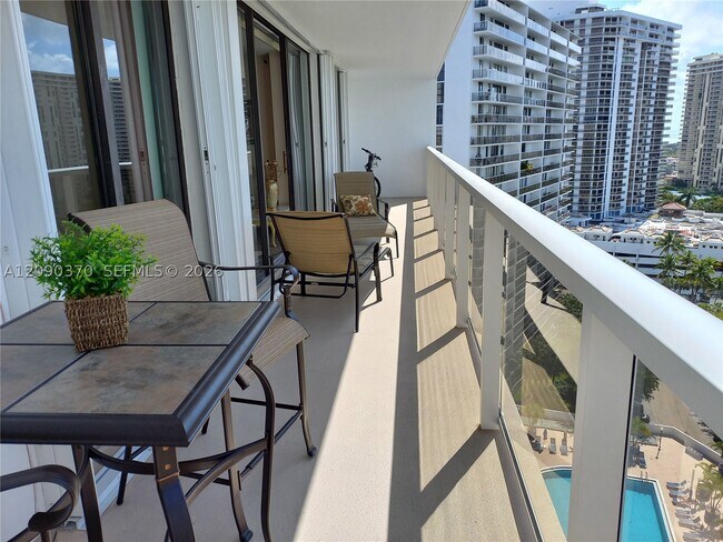 Foto del edificio - 3701 N Country Club Dr