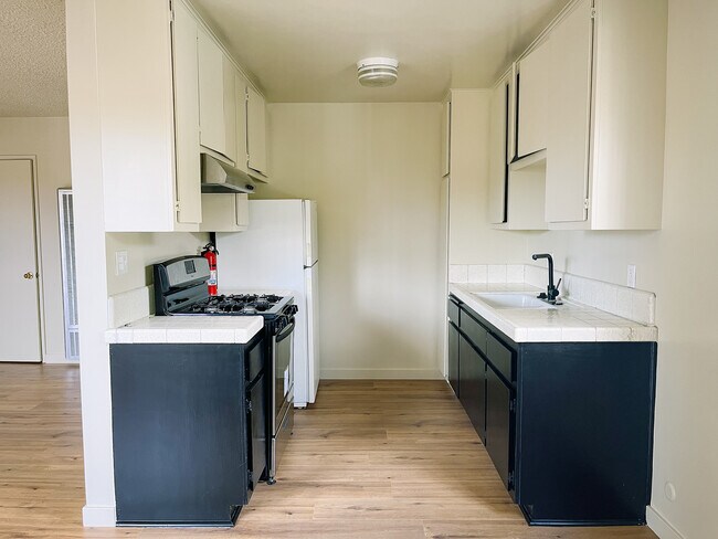 Galley kitchen - 1605 Waterloo St