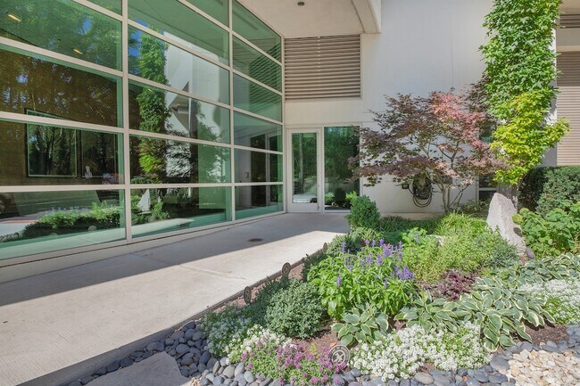 Foto del edificio - 1570 Elmwood Ave