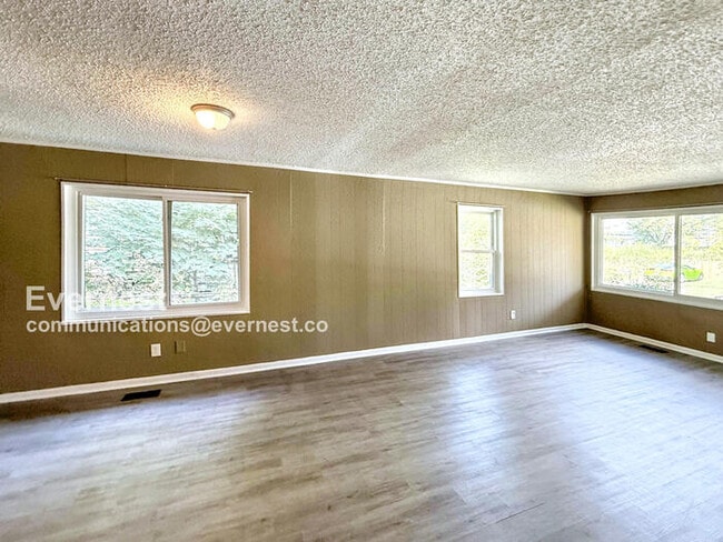 Building Photo - 109 22nd Ave W