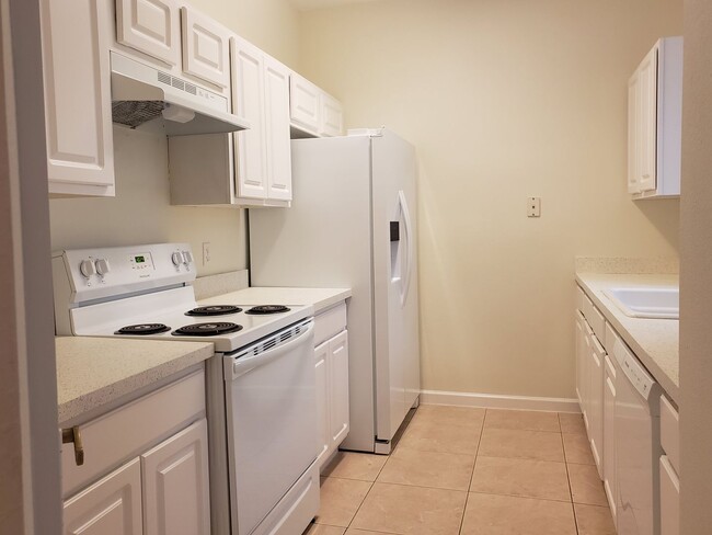 Building Photo - Ground Floor, Remodeled, Spacious Condo in...