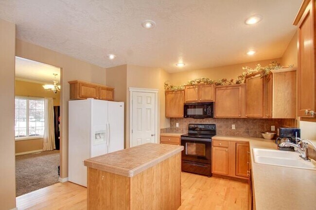 Building Photo - 4 Bedroom Home - Meridian