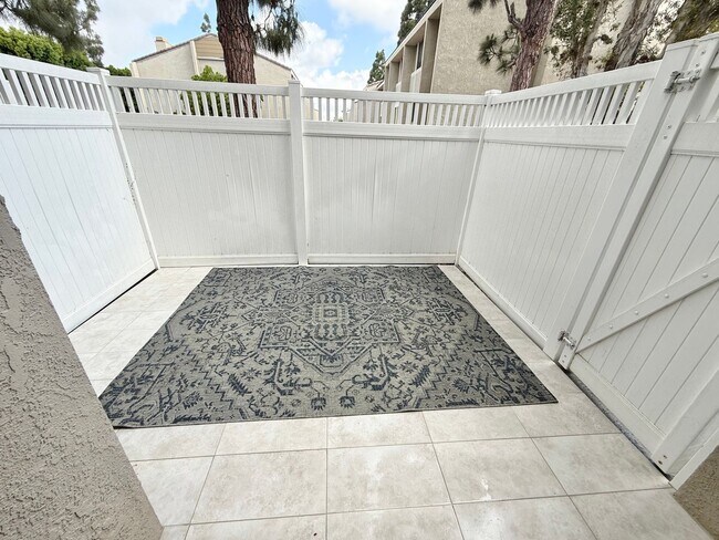 Building Photo - Beautiful 3 bed/3 bath In Costa Mesa