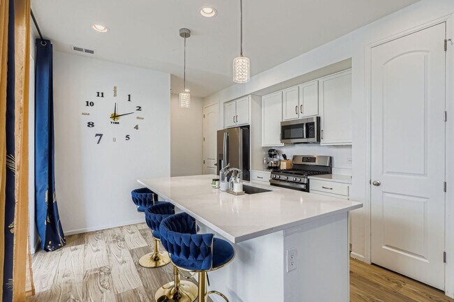 Foto del edificio - Beautiful Townhome- Great location off Tow...