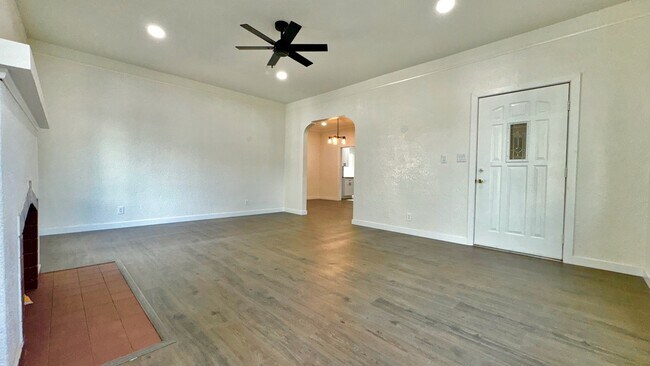 Building Photo - 4220 S Grand Ave