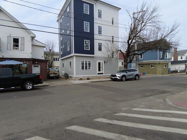 Foto del edificio - 241 Pocasset Ave