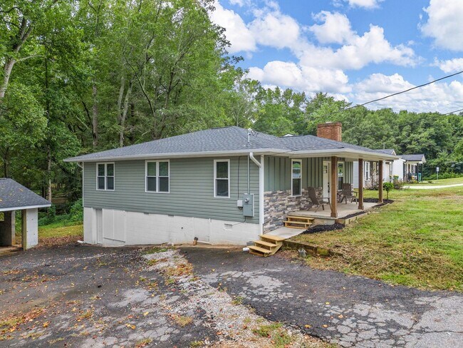 Building Photo - Freshly Remodeled 3 Bedroom, 2 Bath Home, ...