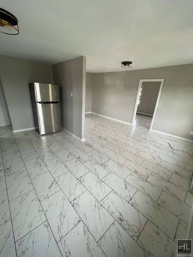 Building Photo - Sun-Filled, Great Location, Low Price! 3 b...