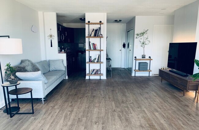 Foto del edificio - 5100 N Marine Dr