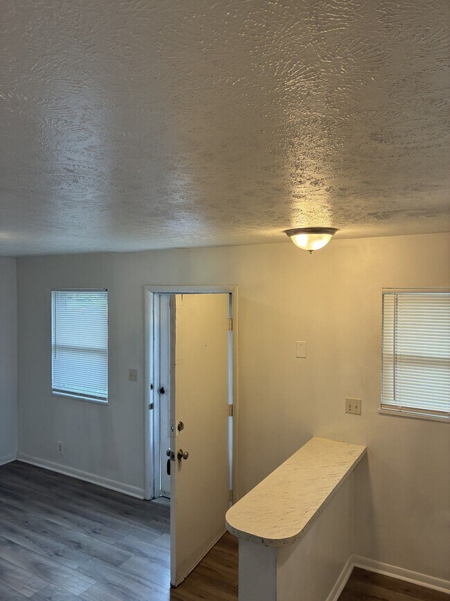 Building Photo - Off of Preston Hwy Affordable 1 bed/1 bath apartments off