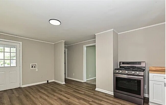 Building Photo - Charming 2-bed, 1-bath bungalow just steps...