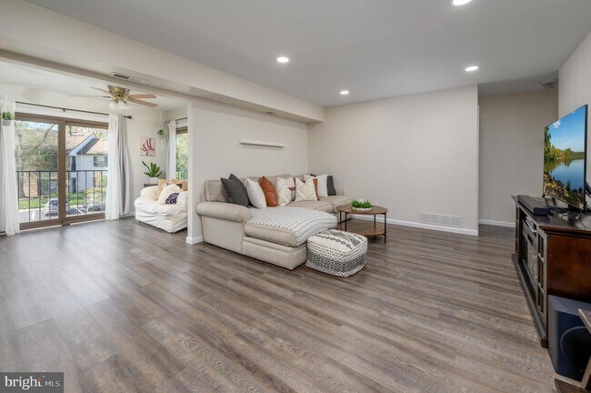 Building Photo - 104 Sumac Ct
