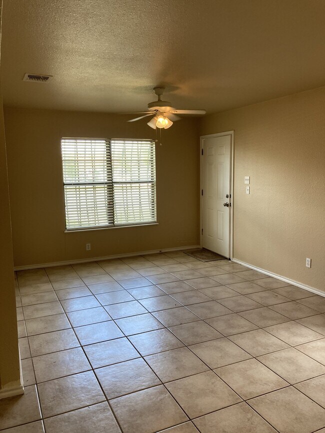 Foto del edificio - Updated 2 Bedroom Home with Bonus Room and Covered Patio