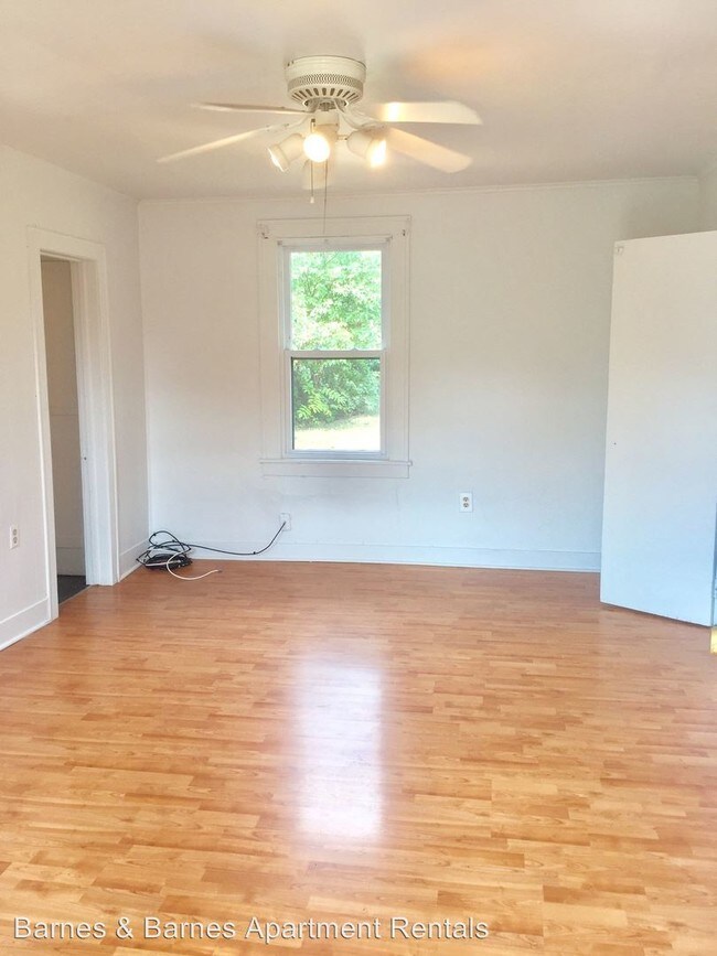 Building Photo - 207 Maple St