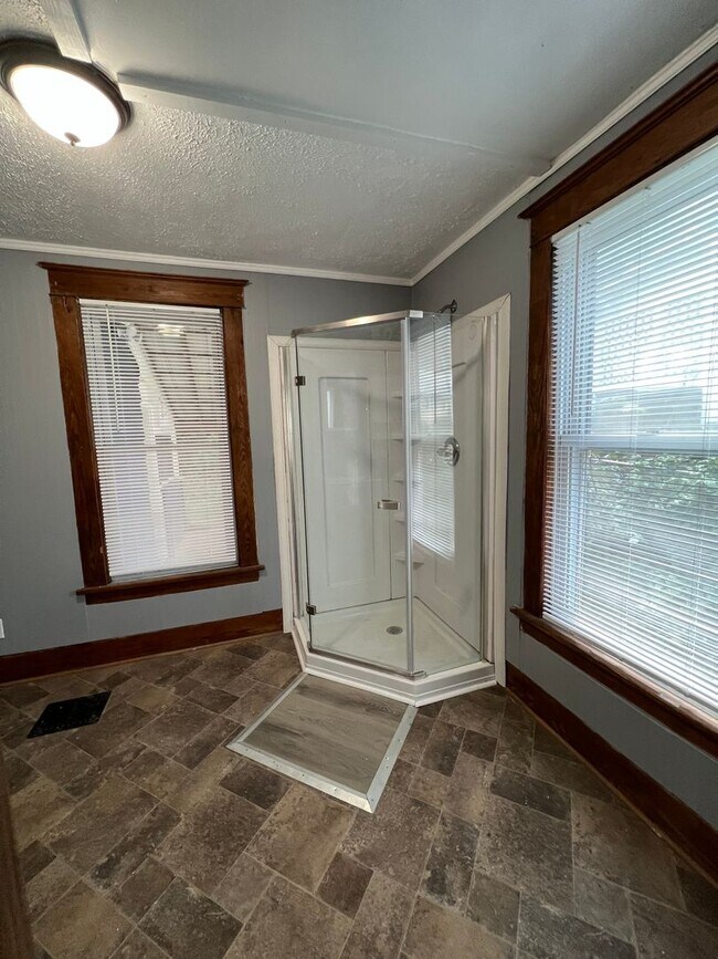 Building Photo - 3 Bed 1 Bath Single Family House 13 Essex St.