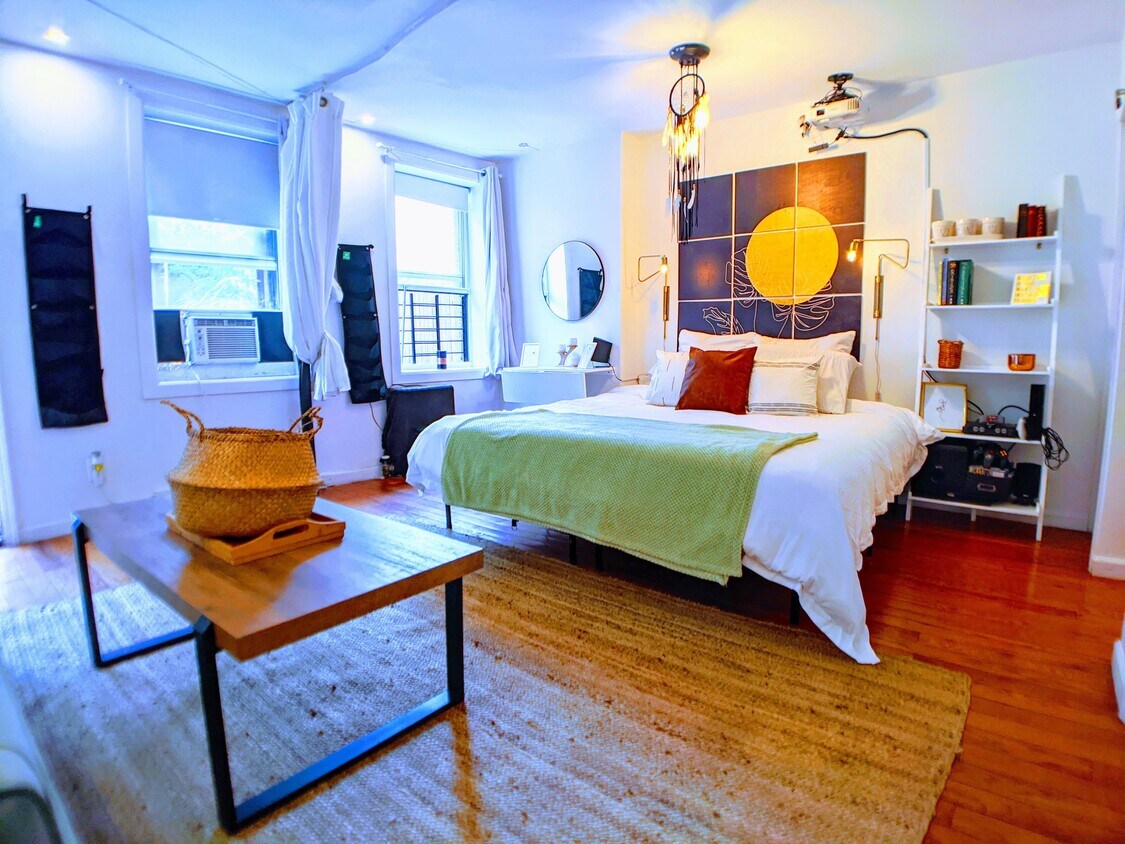 Full size Bedroom - 178 E 108th St