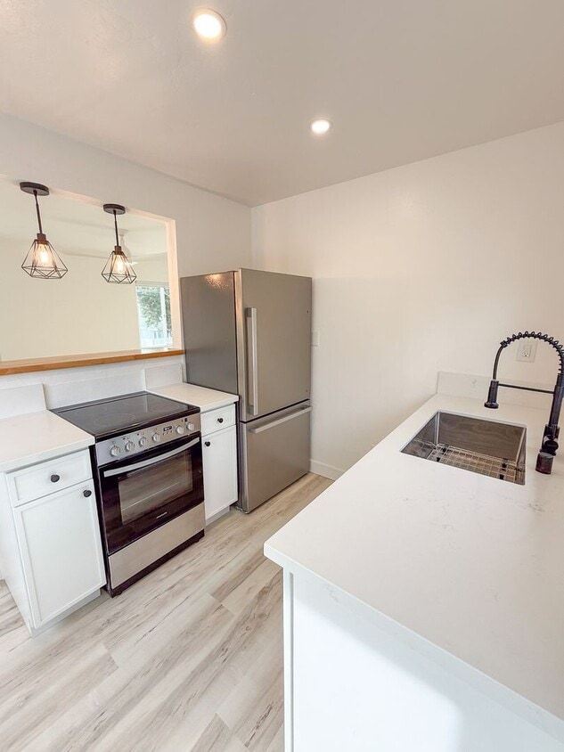 Primary Photo - 4211-4219 Jewell