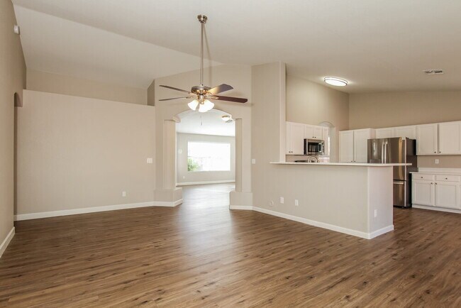 Building Photo - 824 E Rose Marie Ln