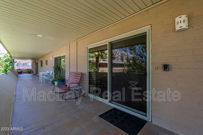 Foto del edificio - 6824 E 2nd St