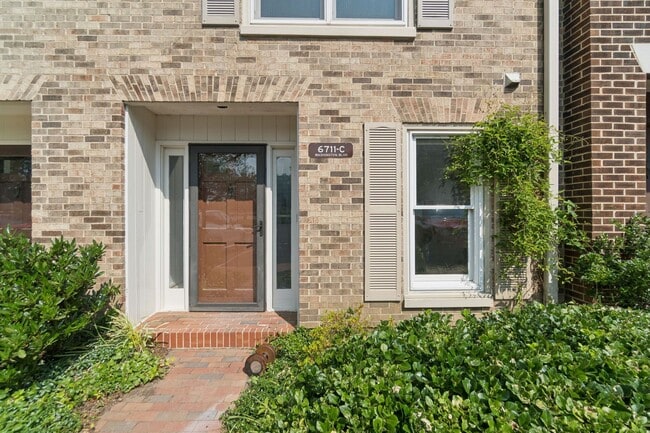 Building Photo - Wonderful, 4 level Arlington Brick townhome!