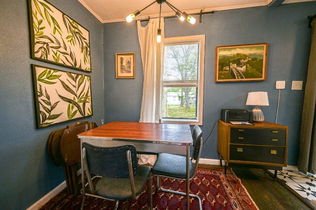 Foto del edificio - 1403 Aaron Ave