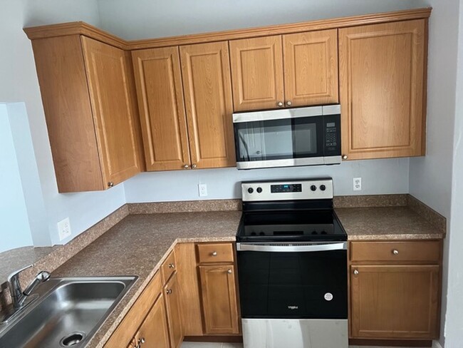 Building Photo - ** 2/2 UNFURNISHED REMODELED TOWNHOME READ...