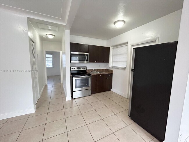 Foto del edificio - 701 NE 86th St